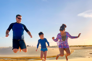 Caio, Carla e Ricardo dando um salto juntos nas dunas dos Lençóis Maranhenses