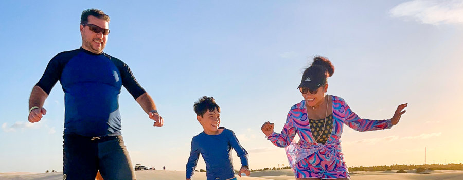 Caio, Carla e Ricardo dando um salto juntos nas dunas dos Lençóis Maranhenses