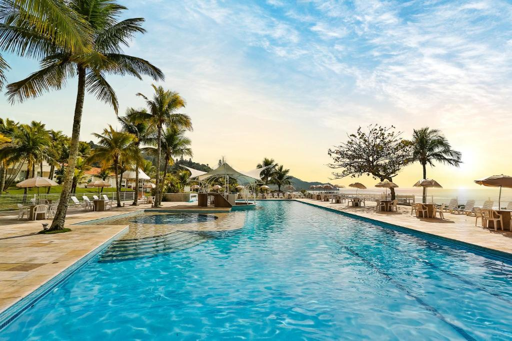Vita da piscina do Itapema Beach Resorts by Nobile
